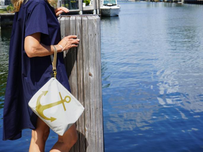 Organisateur de maquillage imperméable à l’eau de mode : trousse de toilette Tyvek personnalisée en blanc chatoyant avec ancre dorée