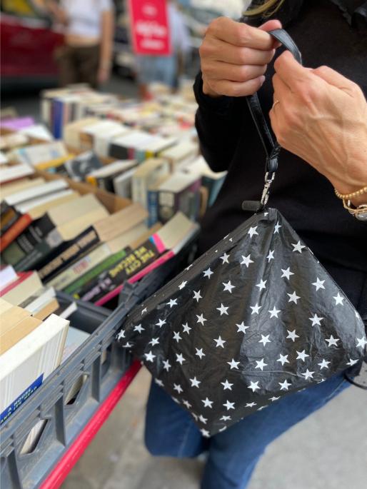 Trousse de toilette de voyage réversible : pochette à fermeture éclair Tyvek personnalisée imperméable et sèche-humide en noir chatoyant